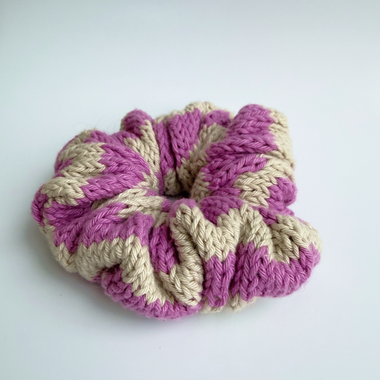 Gestricktes Scrunchie – Rosa/Creme