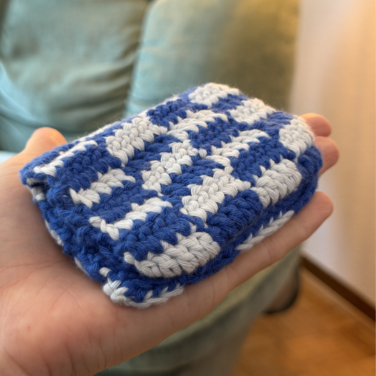 Gehäkeltes Mini-Täschchen – Blau/Weiß