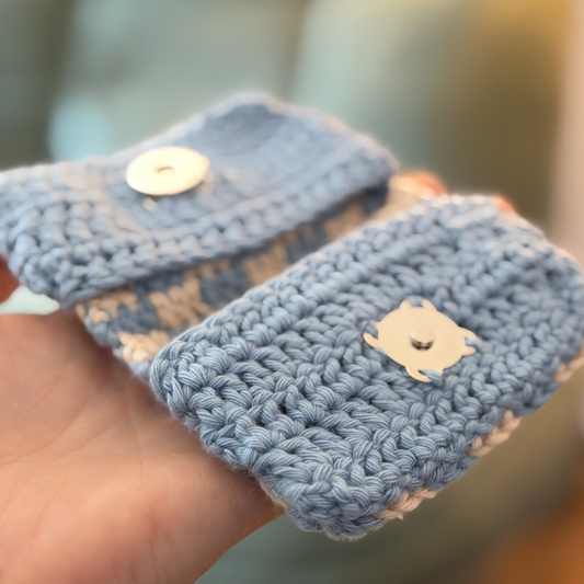 Gehäkeltes Mini-Täschchen – Hellblau/Weiß