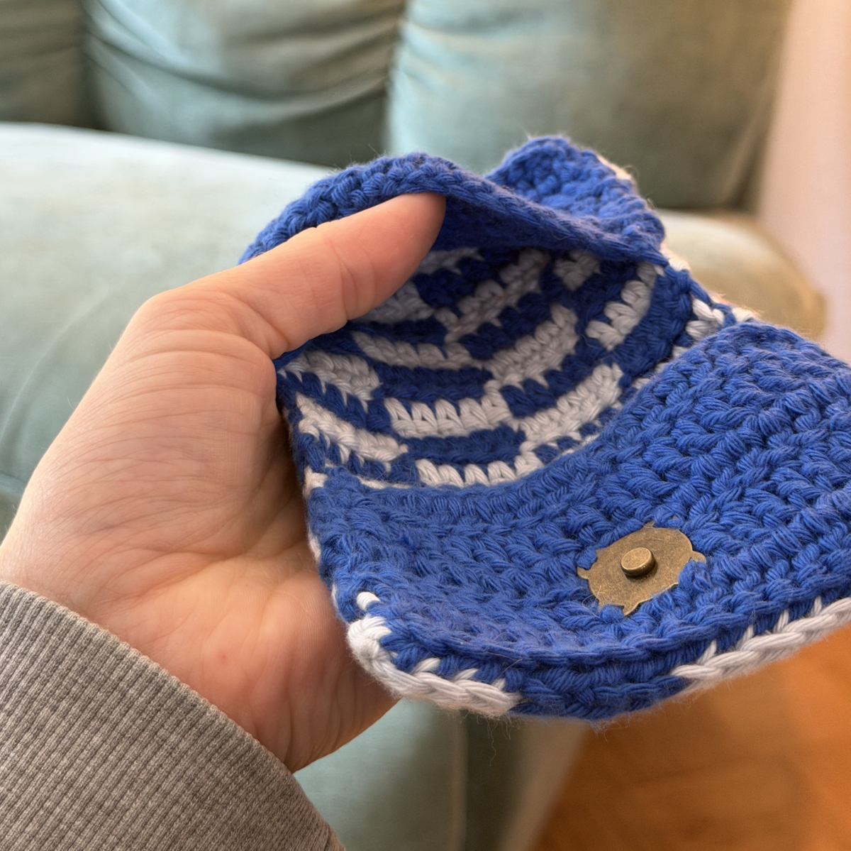 Gehäkeltes Mini-Täschchen – Blau/Weiß