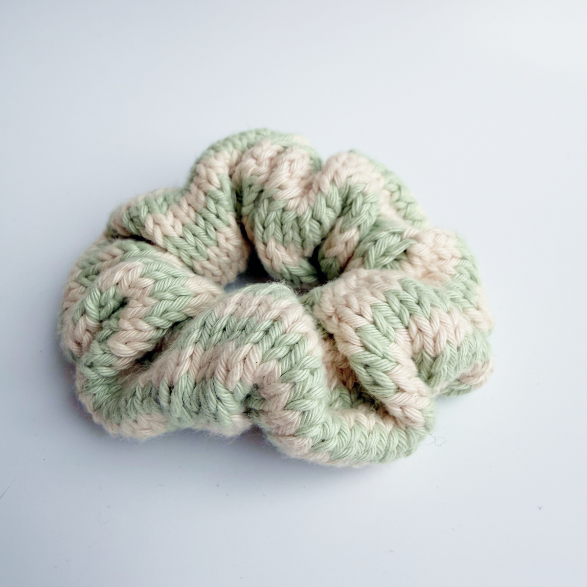 Gestricktes Scrunchie – Mint/Weiß
