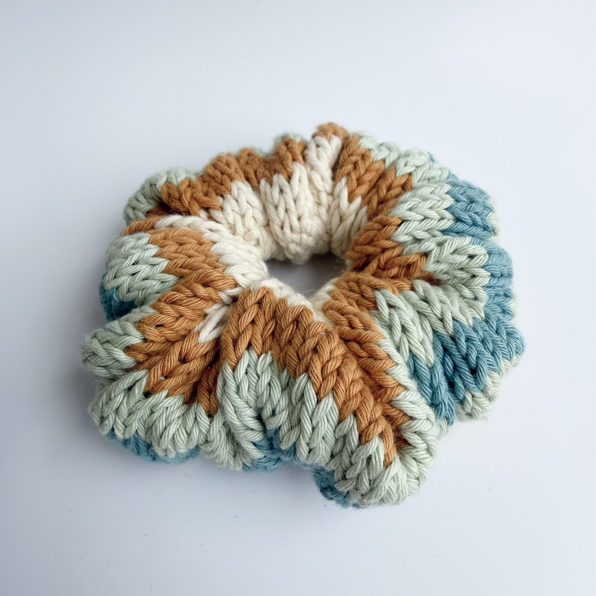 Gestricktes Scrunchie – Blau/Grün/Beige