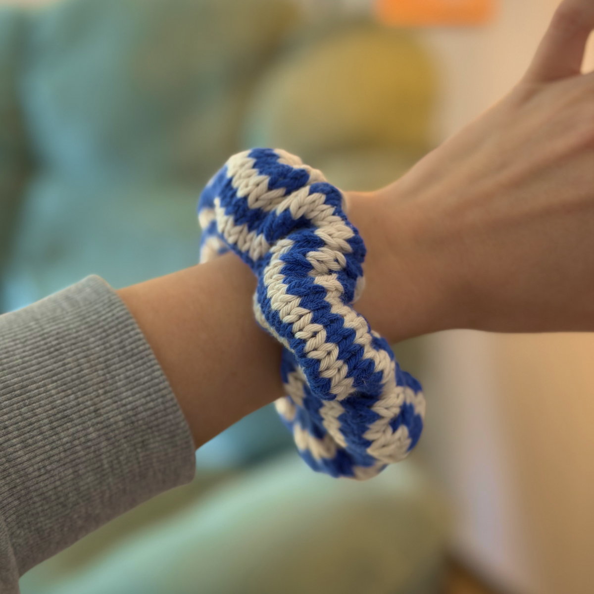 Gestricktes Scrunchie – Blau/Creme