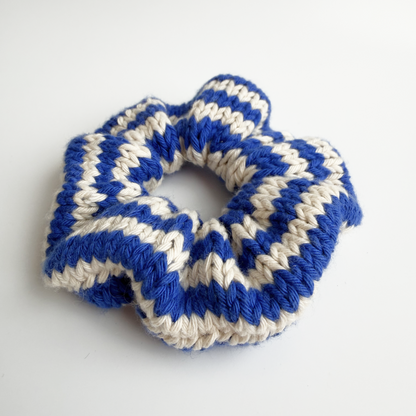 Gestricktes Scrunchie – Blau/Creme
