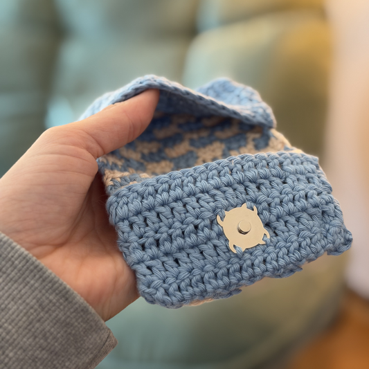 Gehäkeltes Mini-Täschchen – Hellblau/Weiß