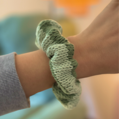 Gestricktes Scrunchie – Grün