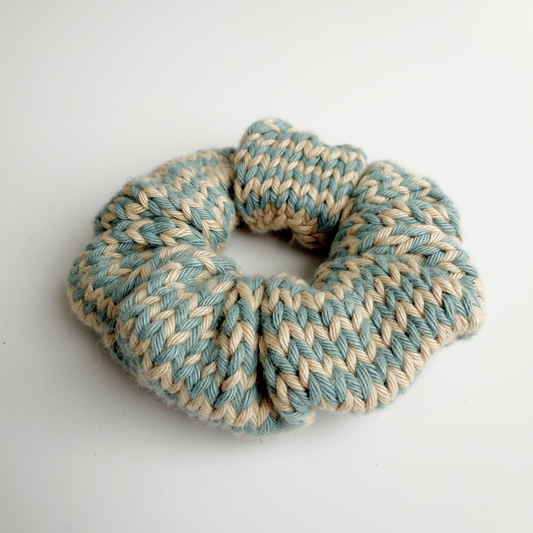 Gestricktes Scrunchie – Hellblau/Weiß