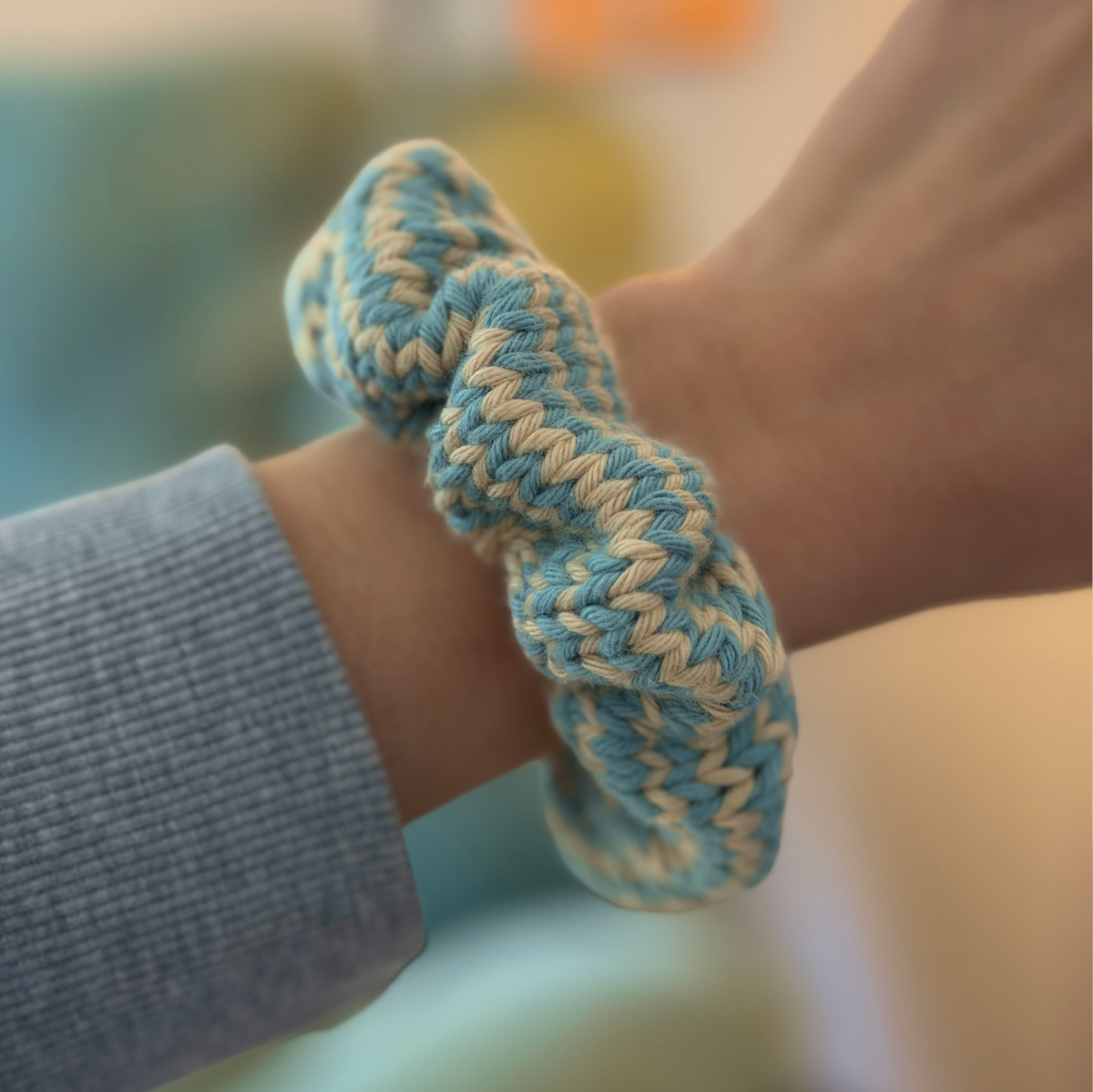 Gestricktes Scrunchie – Hellblau/Weiß