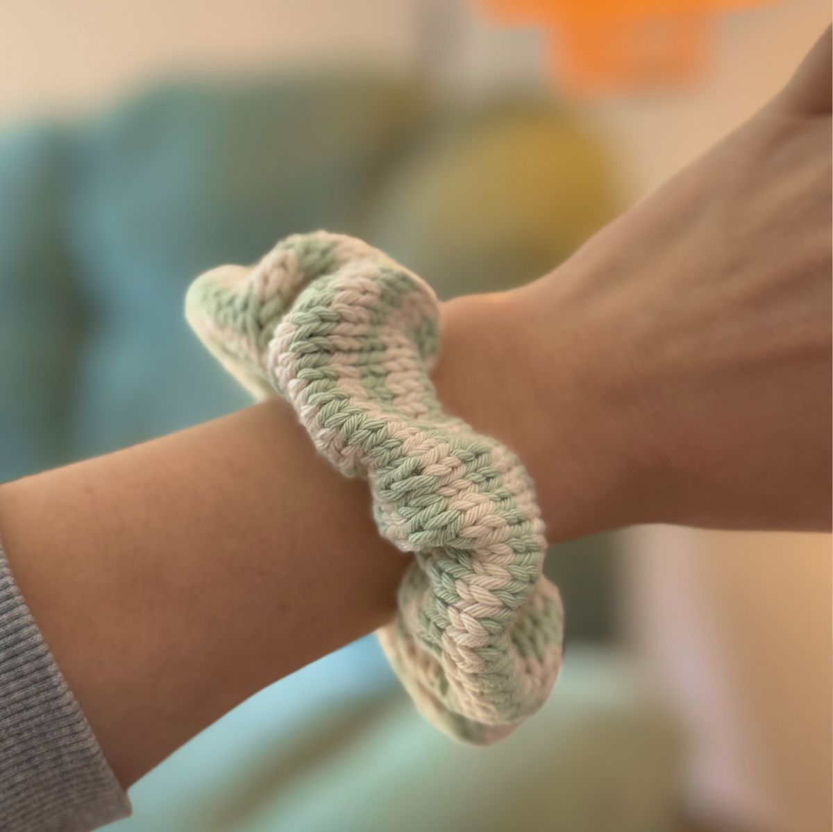 Gestricktes Scrunchie – Mint/Weiß