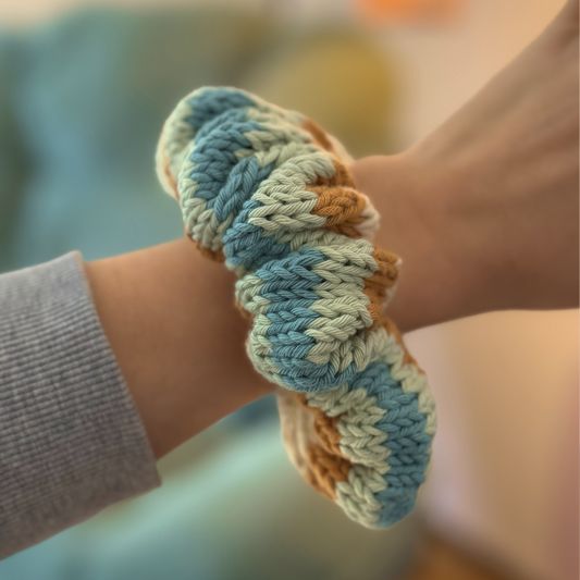 Gestricktes Scrunchie – Blau/Grün/Beige