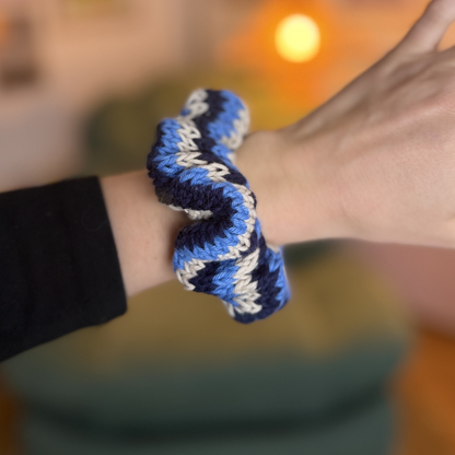 Gestricktes Scrunchie – Blau