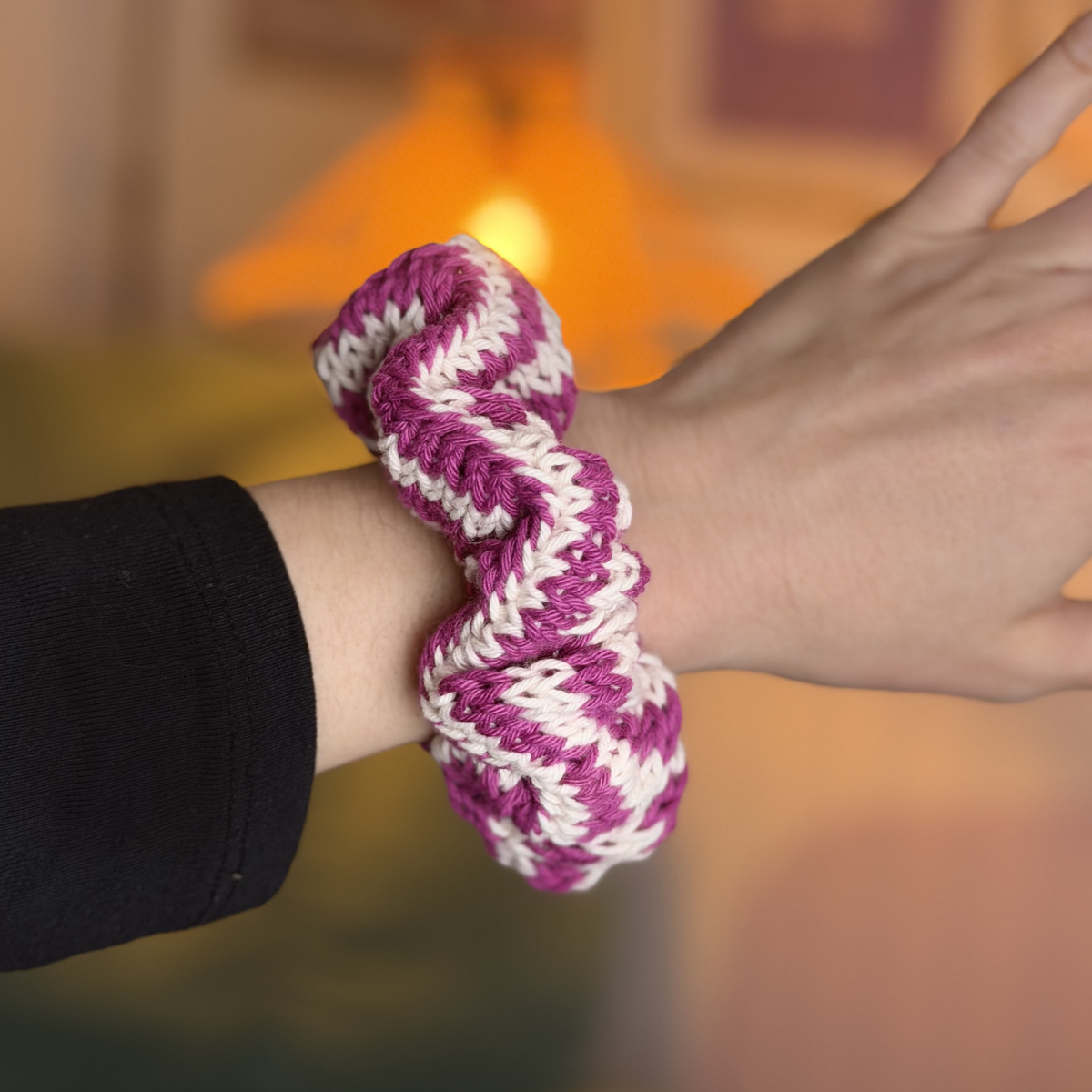 Gestricktes Scrunchie – Pink/Creme