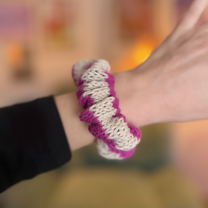 Gestricktes Scrunchie – Pink/Creme