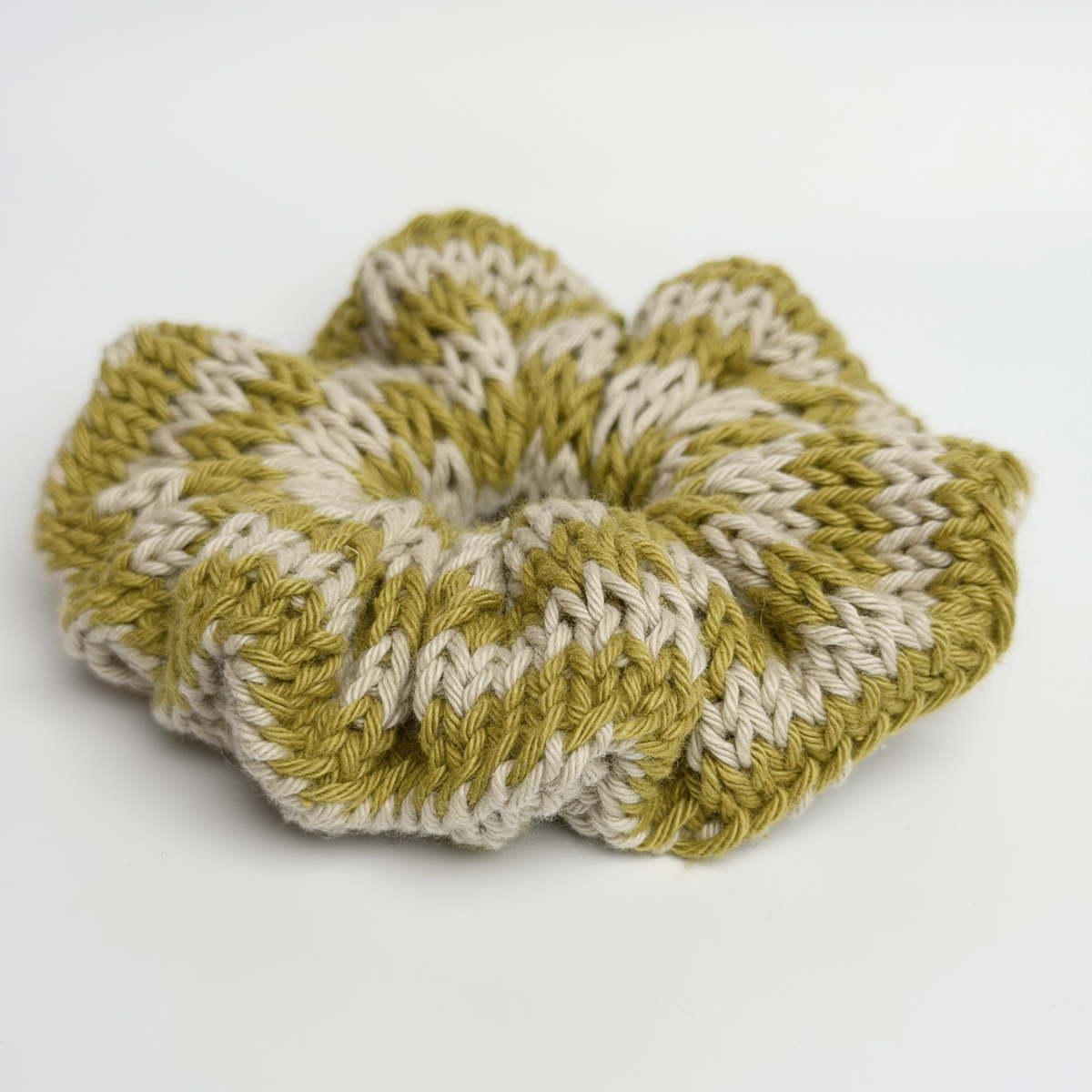 Gestricktes Scrunchie – Grün/Creme