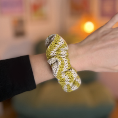 Gestricktes Scrunchie – Grün/Creme