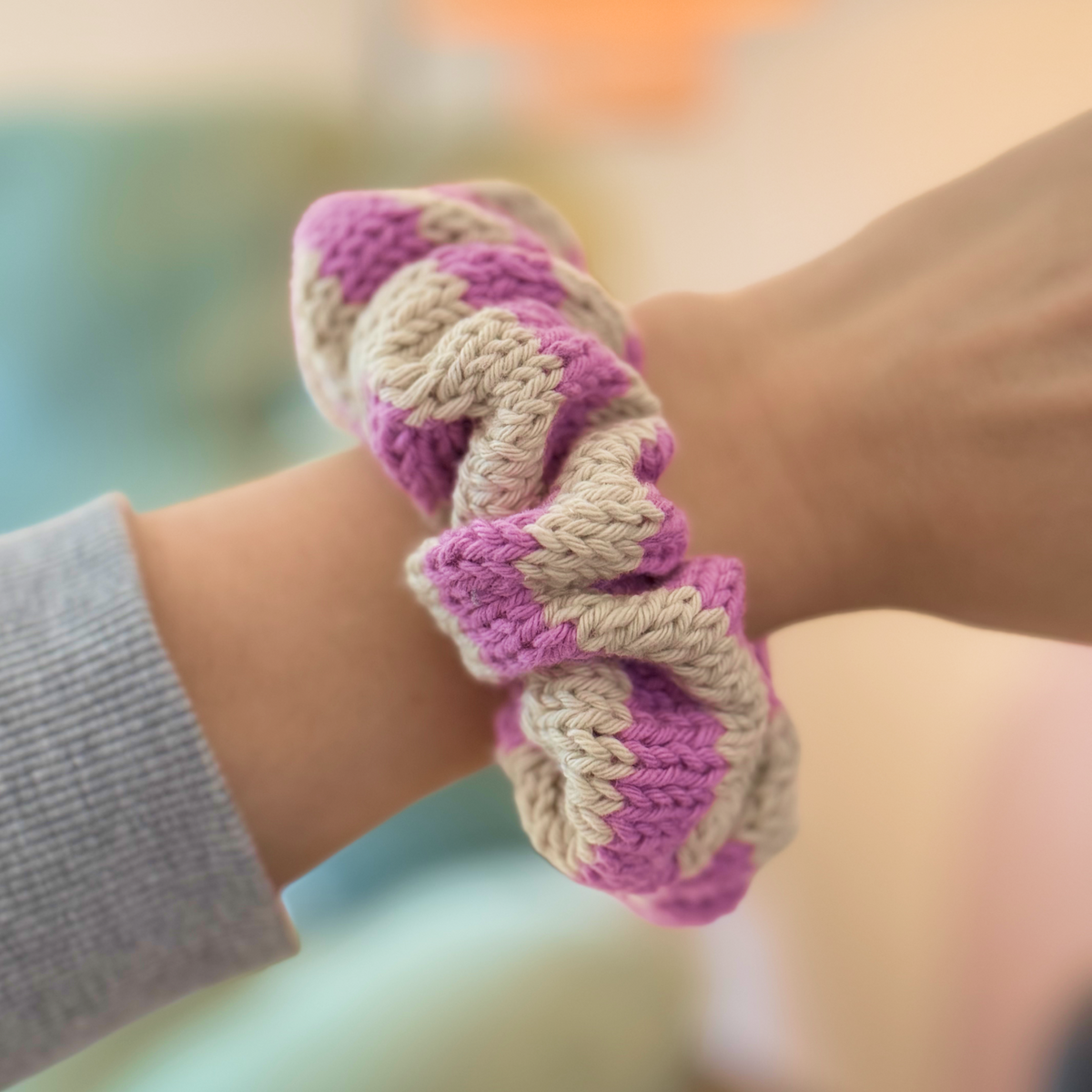 Gestricktes Scrunchie – Rosa/Creme